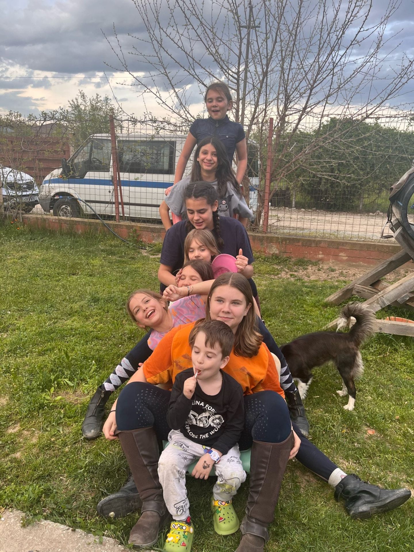 Copii fericiți la tabăra de vară Legenda Cailor - activități distractive și prietenii noi